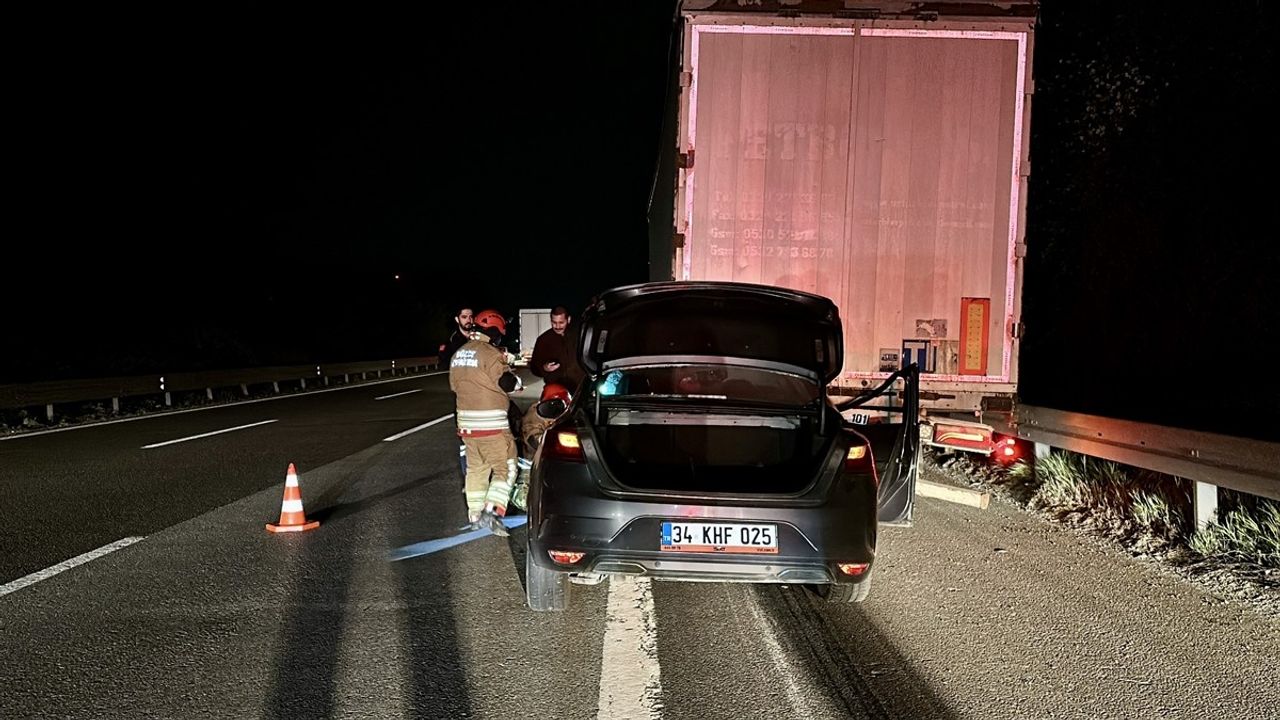 Anadolu Otoyolu'nda Tıra Çarpan Otomobilin Sürücüsü Ağır Yaralandı