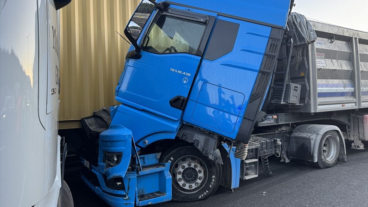 Anadolu Otoyolu'nda Zincirleme Trafik Kazası Ulaşımı Olumsuz Etkiledi