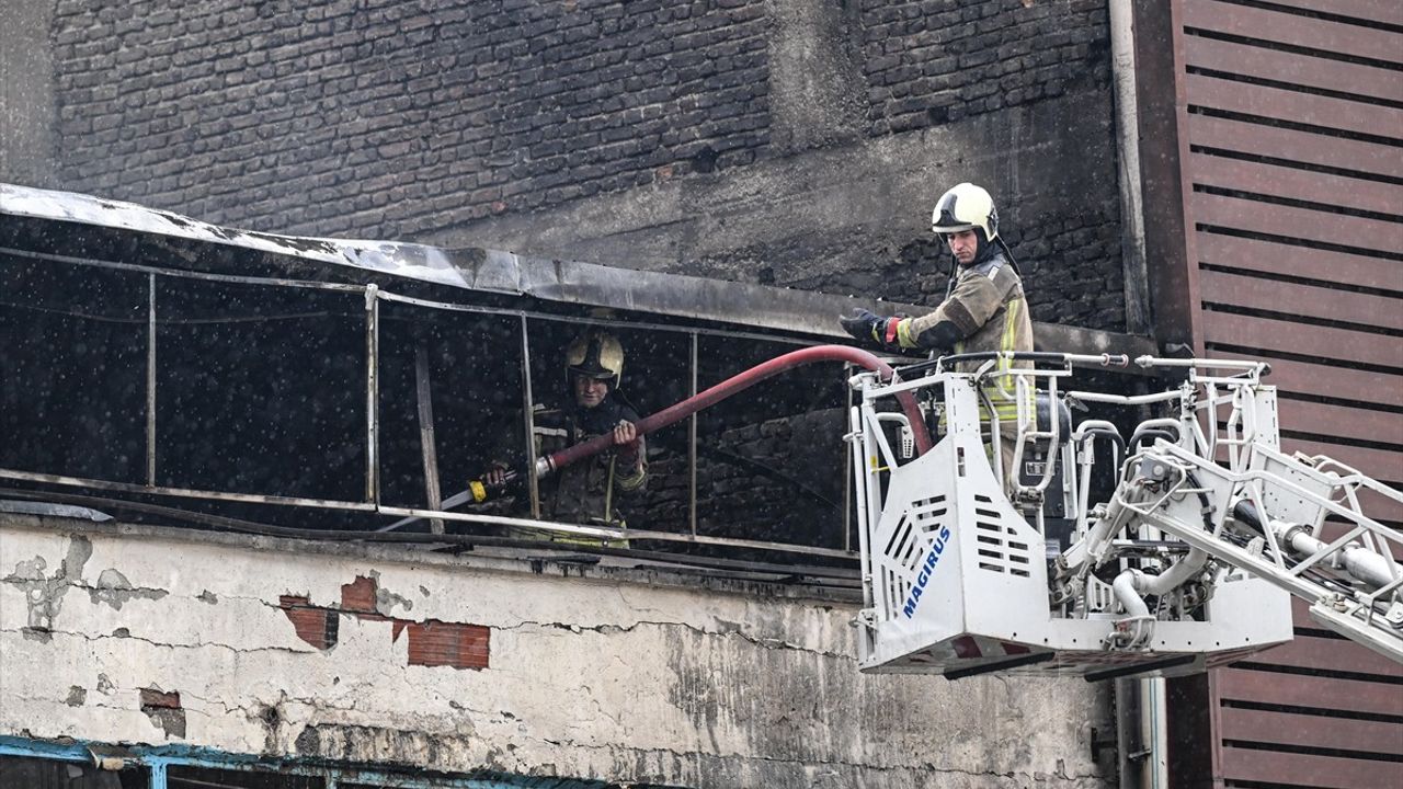 Ankara Altındağ'daki Mobilya Atölyesinde Yangın Kontrol Altına Alındı