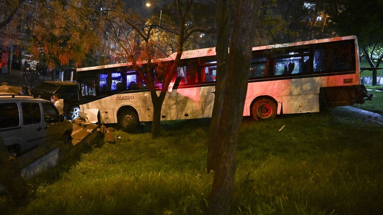 Ankara'da Freni Boşalan İşçi Servisi Park Halindeki Araçlara Çarptı