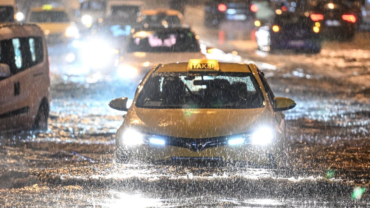 Ankara'da Gök Gürültülü Sağanak ve Dolu Hayatı Olumsuz Etkiledi