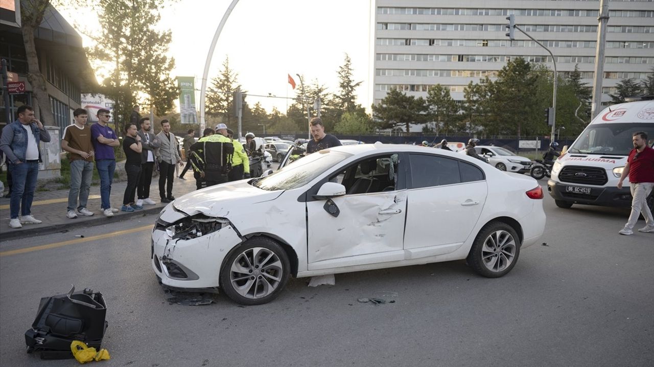 Ankara'da Otomobil ile Motosikletin Çarpıştığı Kazada İki Kişi Yaralandı
