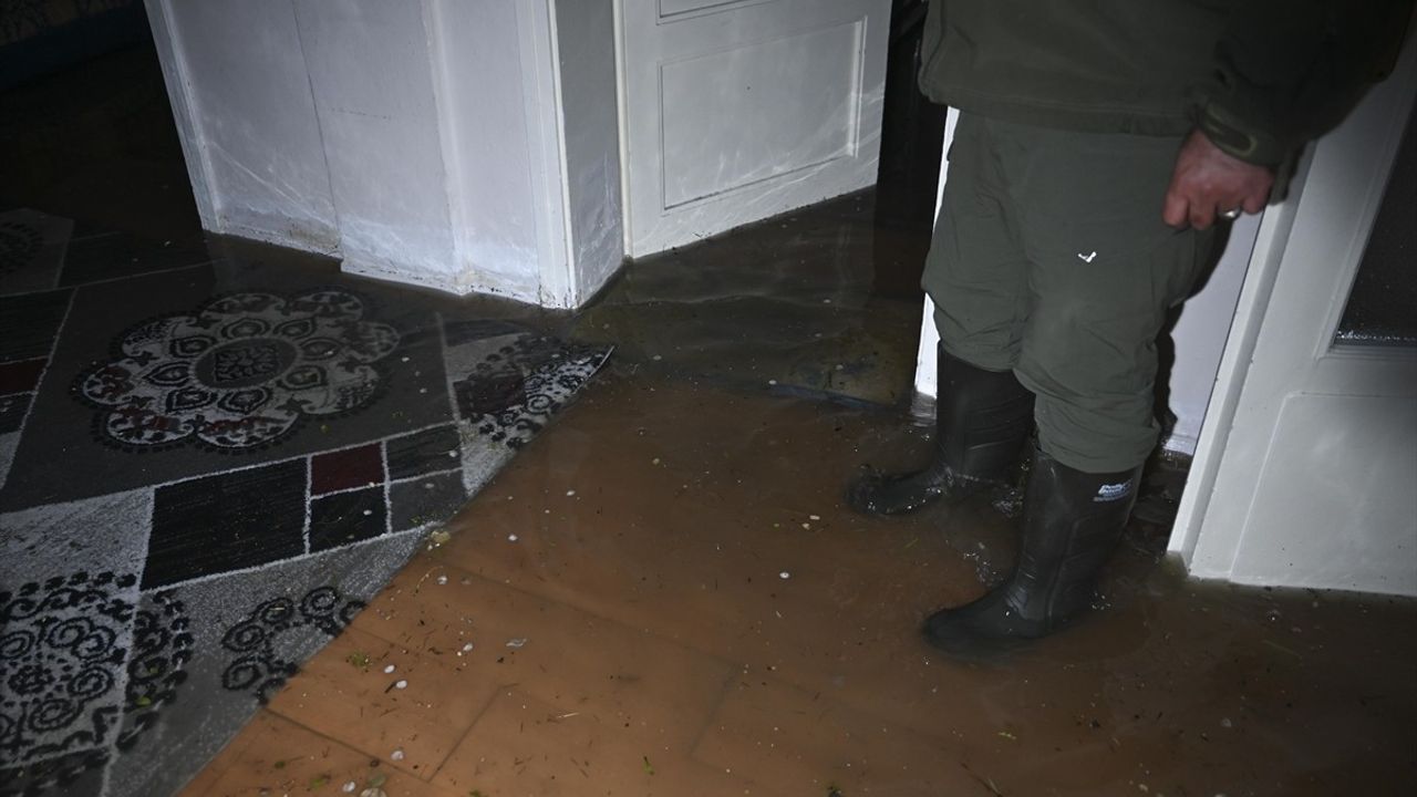 Ankara'da Sağanak Yağış Sonrası İki Daireyi Su Bastı