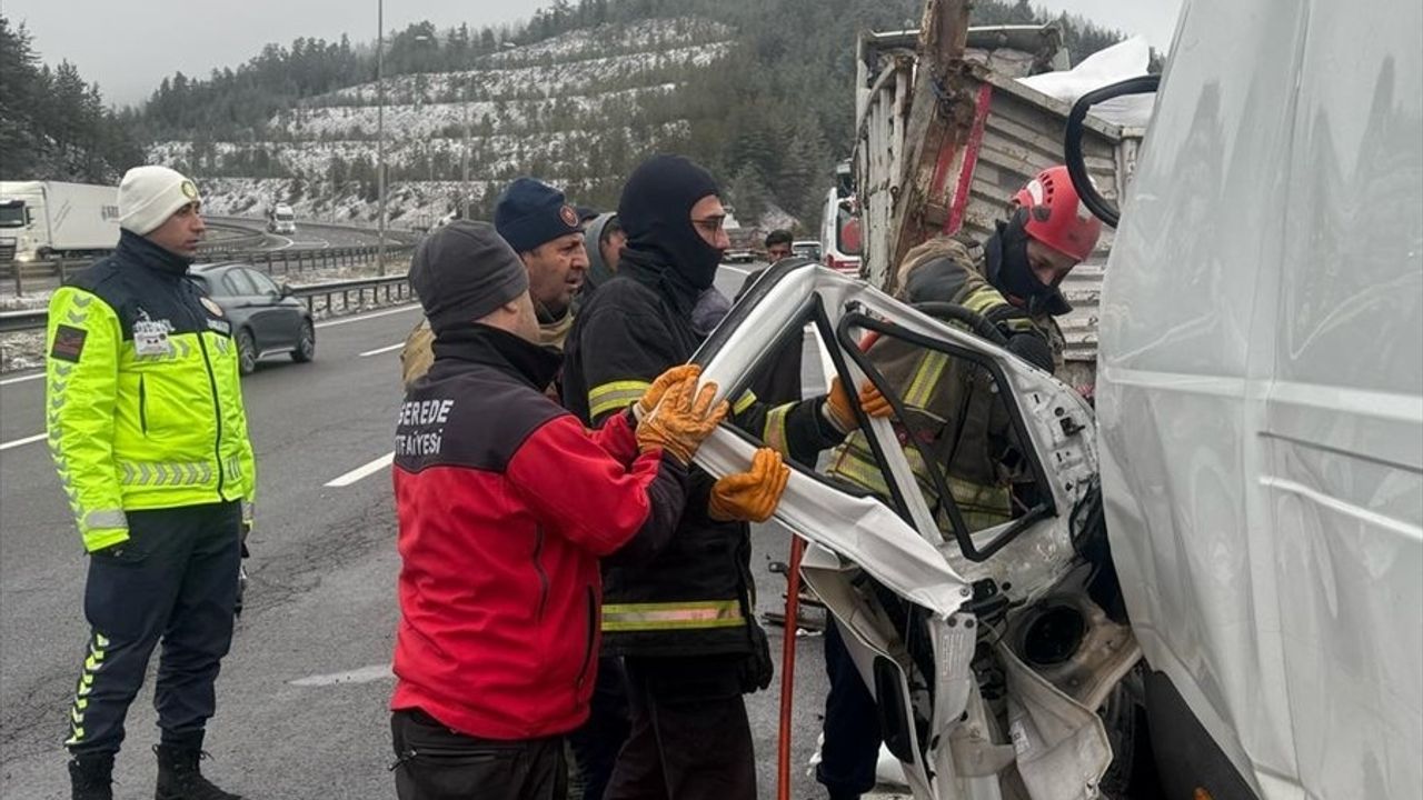 Ankara-İstanbul Otoyolunda Trafik Kazası: Tıra Çarpan Araçta Bir Kişi Hayatını Kaybetti