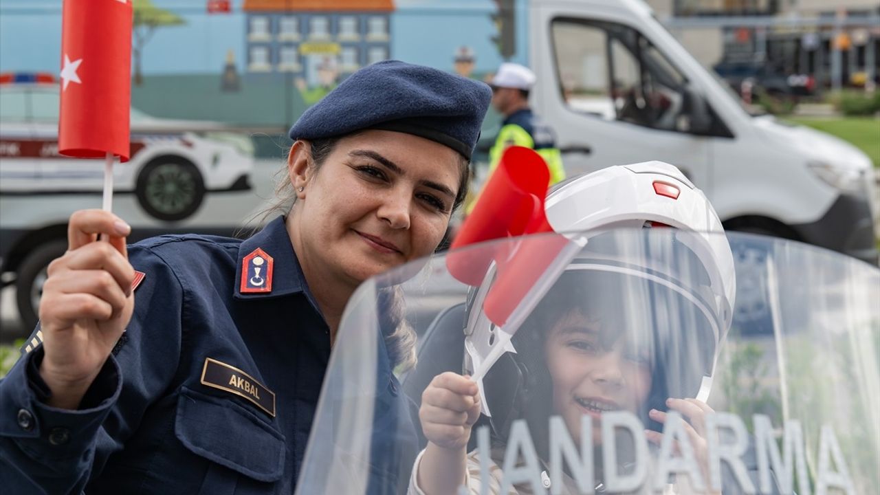 Ankara Jandarması, 23 Nisan'da Hastanedeki Çocukları Unutmadı