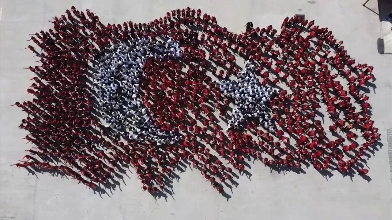 Antalya'da 1300 Öğrenci Türkiye Haritası Koreografisi Oluşturdu