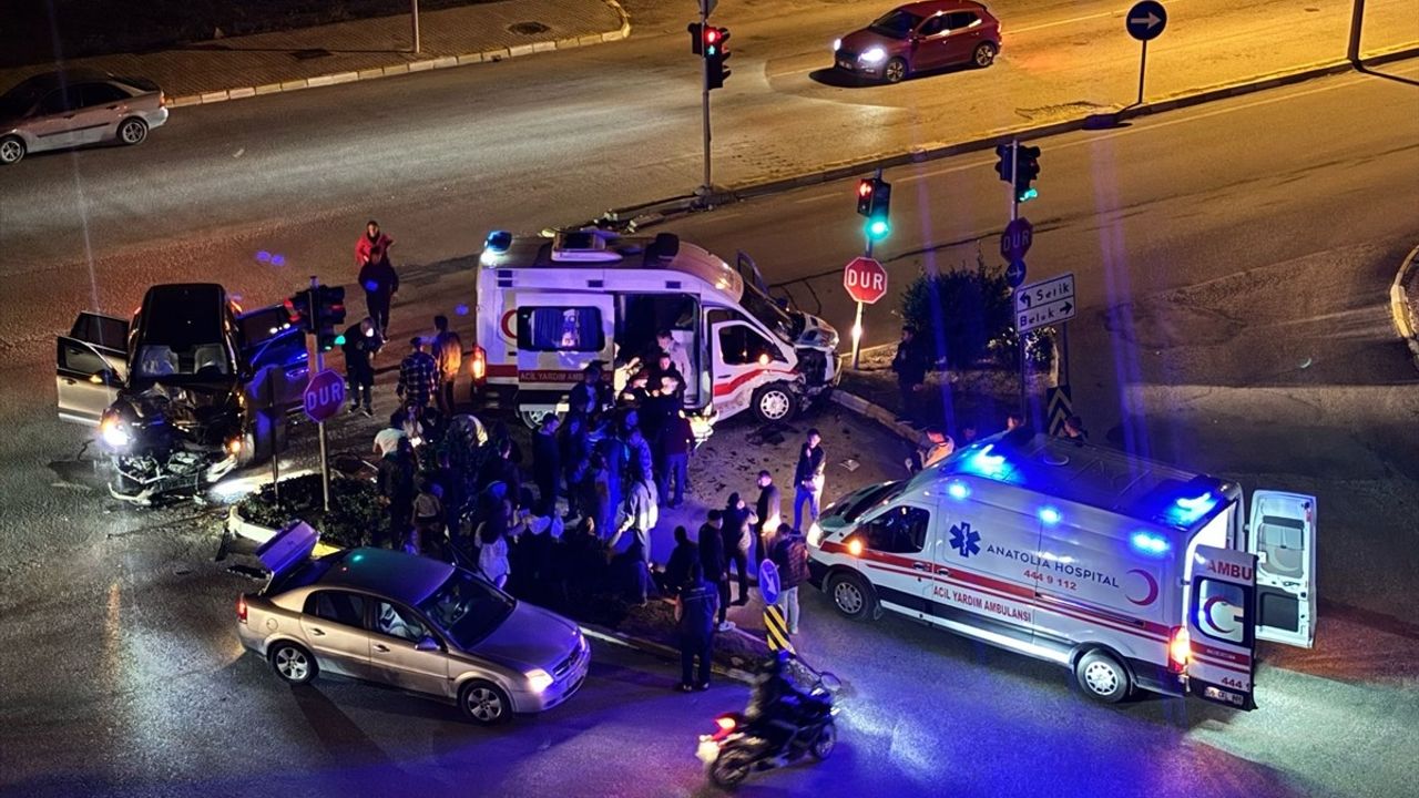 Antalya'da Ambulans ile Otomobil Çarpıştı: 9 Yaralı