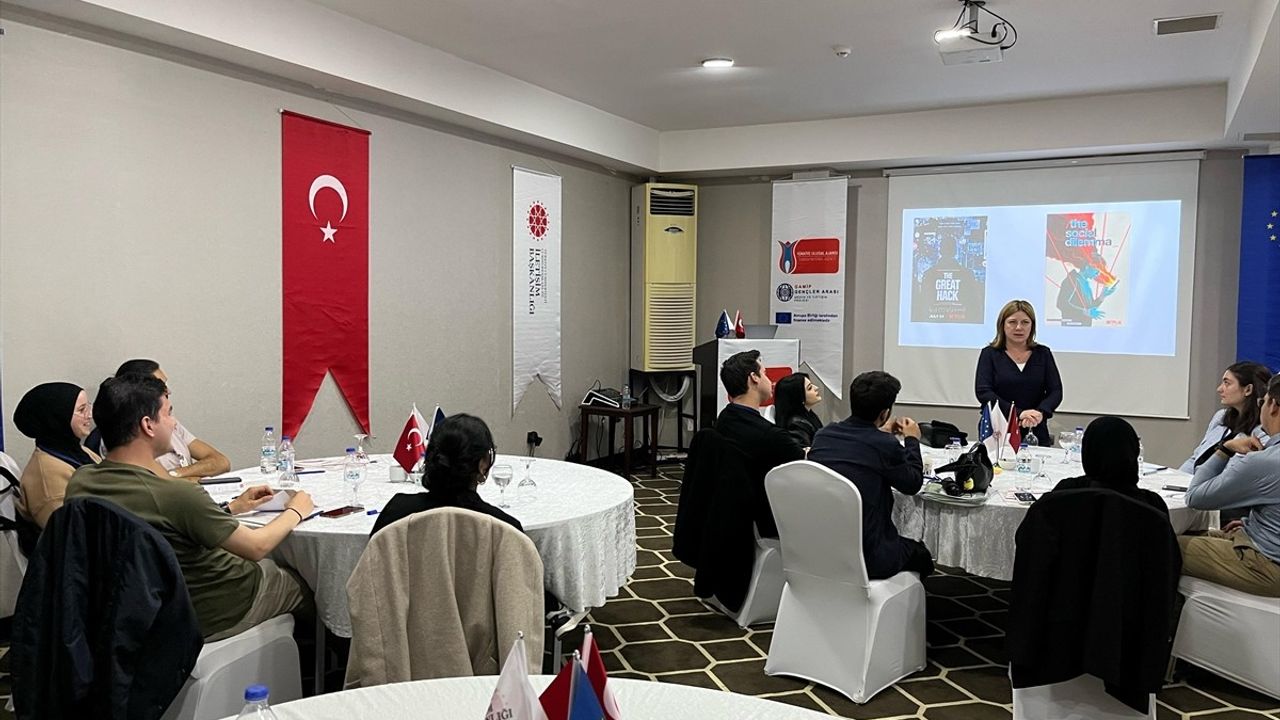 Antalya'da Gençler Arası Medya ve İletişim Projesi Çalıştayı Düzenlendi
