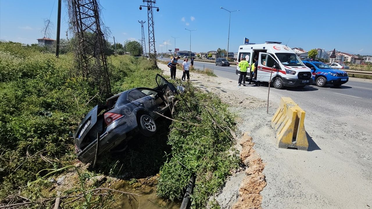 Antalya'da Kanala Devrilen Otomobilde İki Kişi Yaralandı