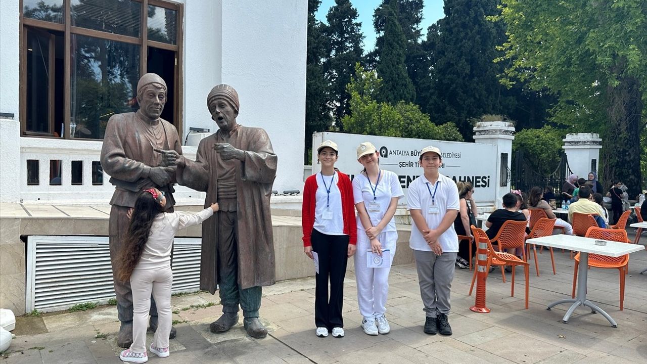 Antalya'da Öğrenciler Turistlere Kentin Tarihi ve Turistik Yapılarını Tanıtıyor