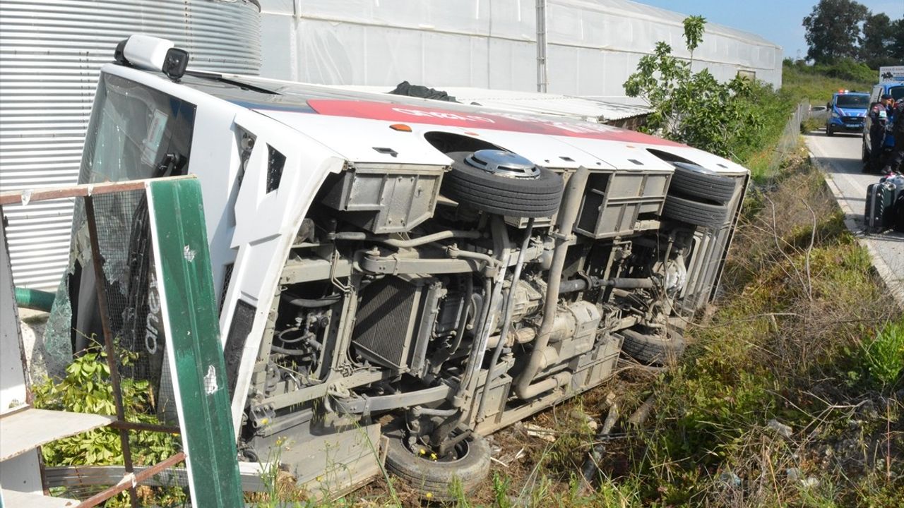 Antalya'da Tur Midibüsünün Devrilmesi Sonucu 19 Kişi Yaralandı