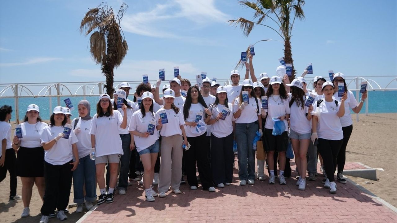 Antalya'da Üniversite Öğrencileri Caretta Carettaların Yuvalama Alanında Temizlik Yaptı