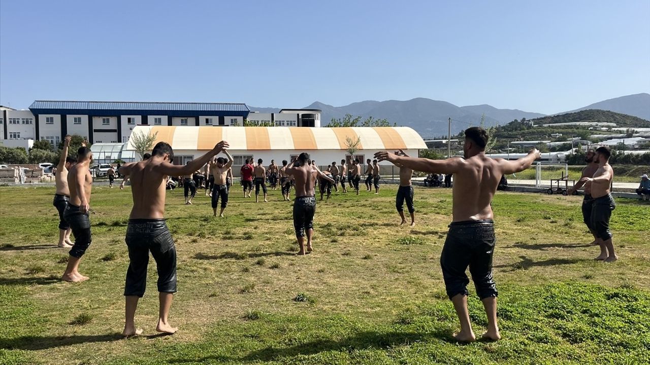 Antalya'da Yağlı Güreş Pehlivanları Yeni Sezona Hazırlanıyor