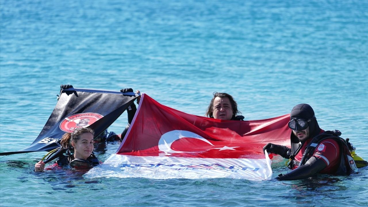 Antalya Konyaaltı Sahili'nde Deniz Temizliği Etkinliği Düzenlendi