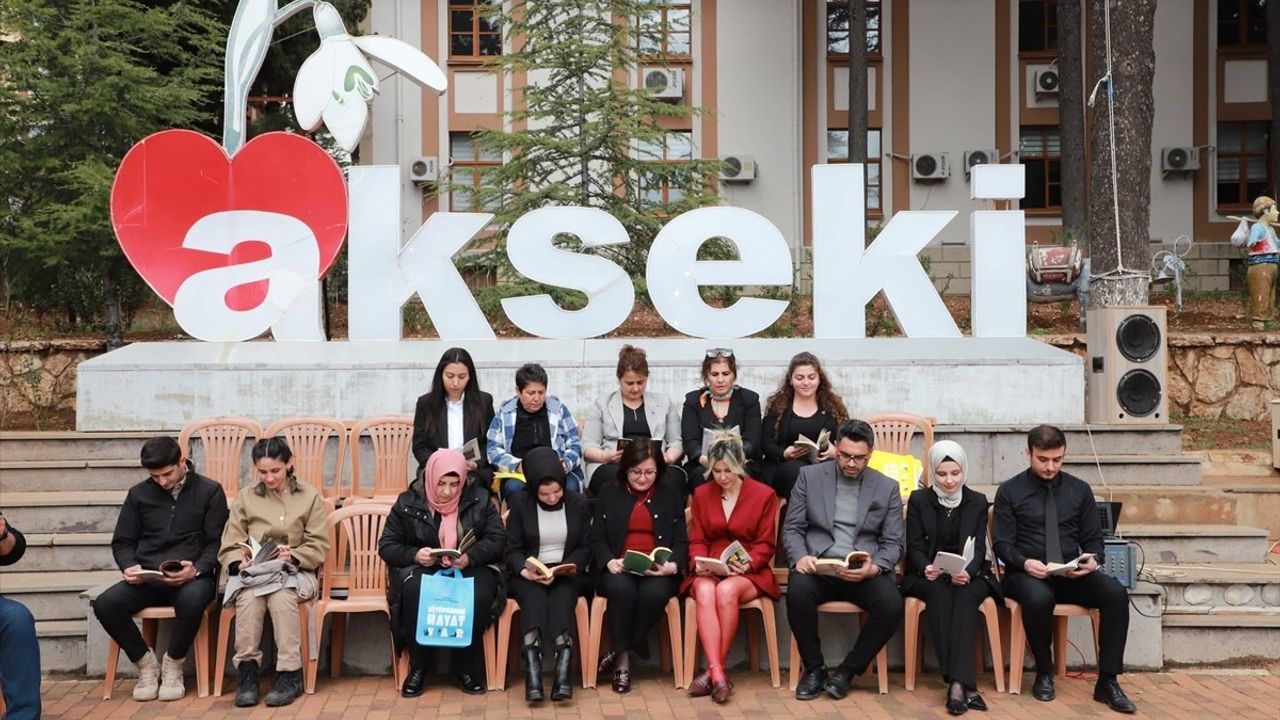 Antalya'nın Akseki İlçesinde Sessiz Kitap Okuma Etkinliği Gerçekleştirildi