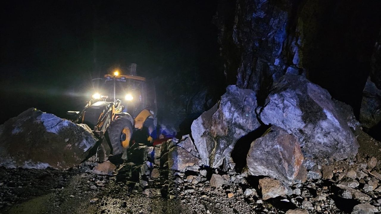 Antalya'nın Alanya İlçesindeki Taşatan Yolu Heyelan Sonrası Yeniden Ulaşıma Açıldı