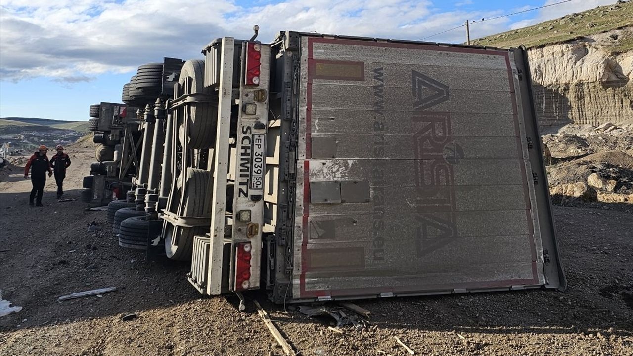 Ardahan'da Tır Devrildi: Sürücü Yaralandı