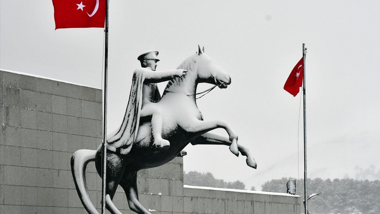 Ardahan ve Kars'ta Kar Etkisini Artırdı