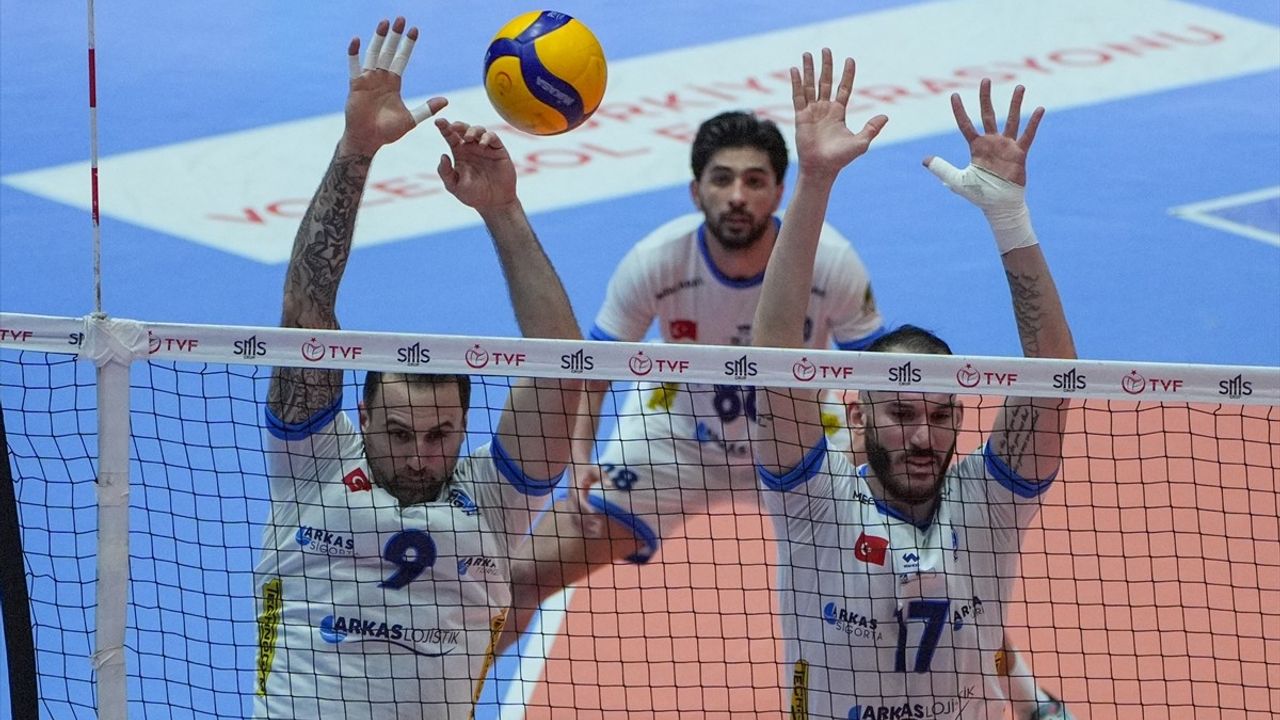 Arkas Spor, SMS Grup Efeler Ligi Play-off 3-4 Etabında Fenerbahçe'yi Yendi