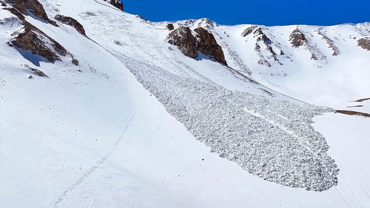 Artos Dağı'nda Çığ Altında Kalan Kayakçı Kendi İmkanlarıyla Kurtuldu