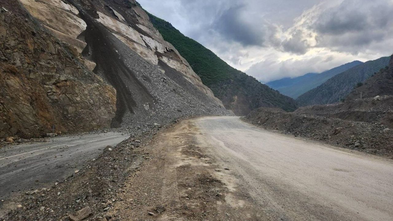 Artvin-Ardahan Kara Yolu Heyelan Nedeniyle Yeniden Ulaşıma Kapandı