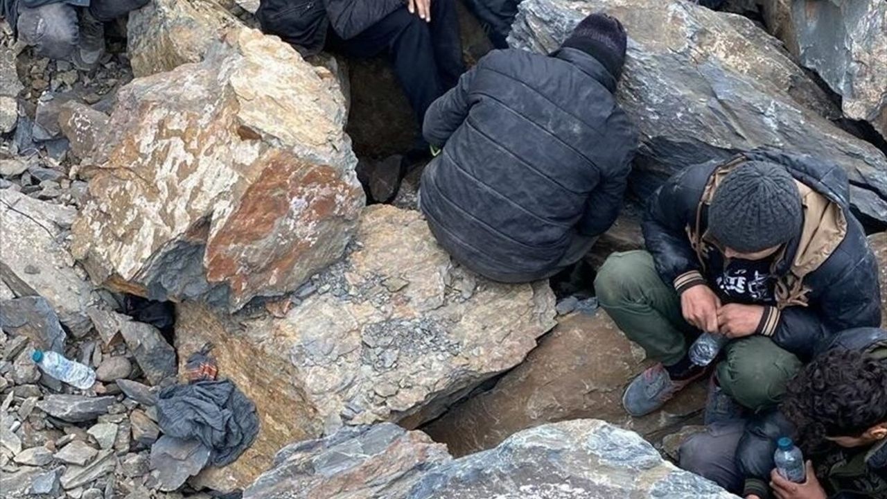 Artvin'de Göçmen Kaçakçılığı İddiasıyla İki Şüpheli Tutuklandı