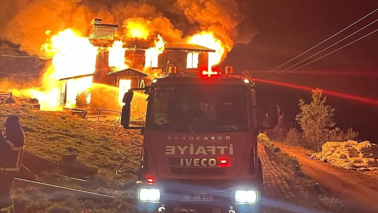 Artvin'de Yangın: İki Katlı Ahşap Ev Kullanılamaz Hale Geldi