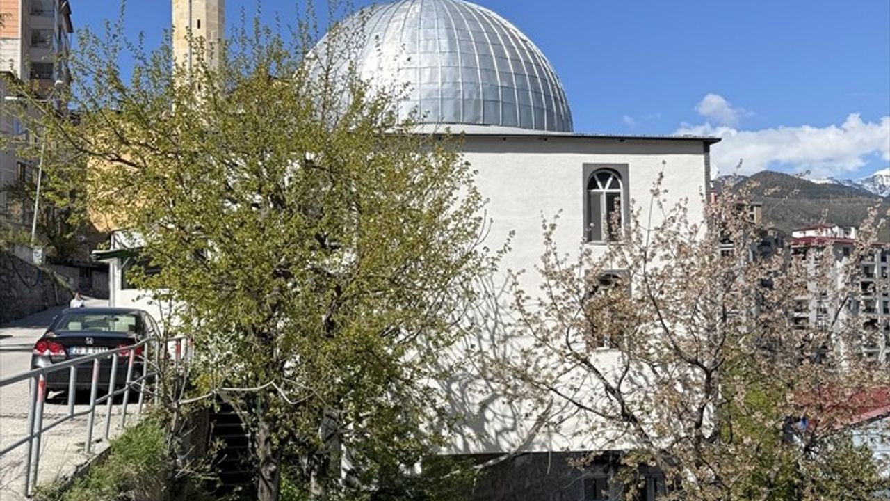 Artvin'deki 52 Yıllık Cami, Arazi Koşulları Nedeniyle Yol Olarak Kullanılıyor