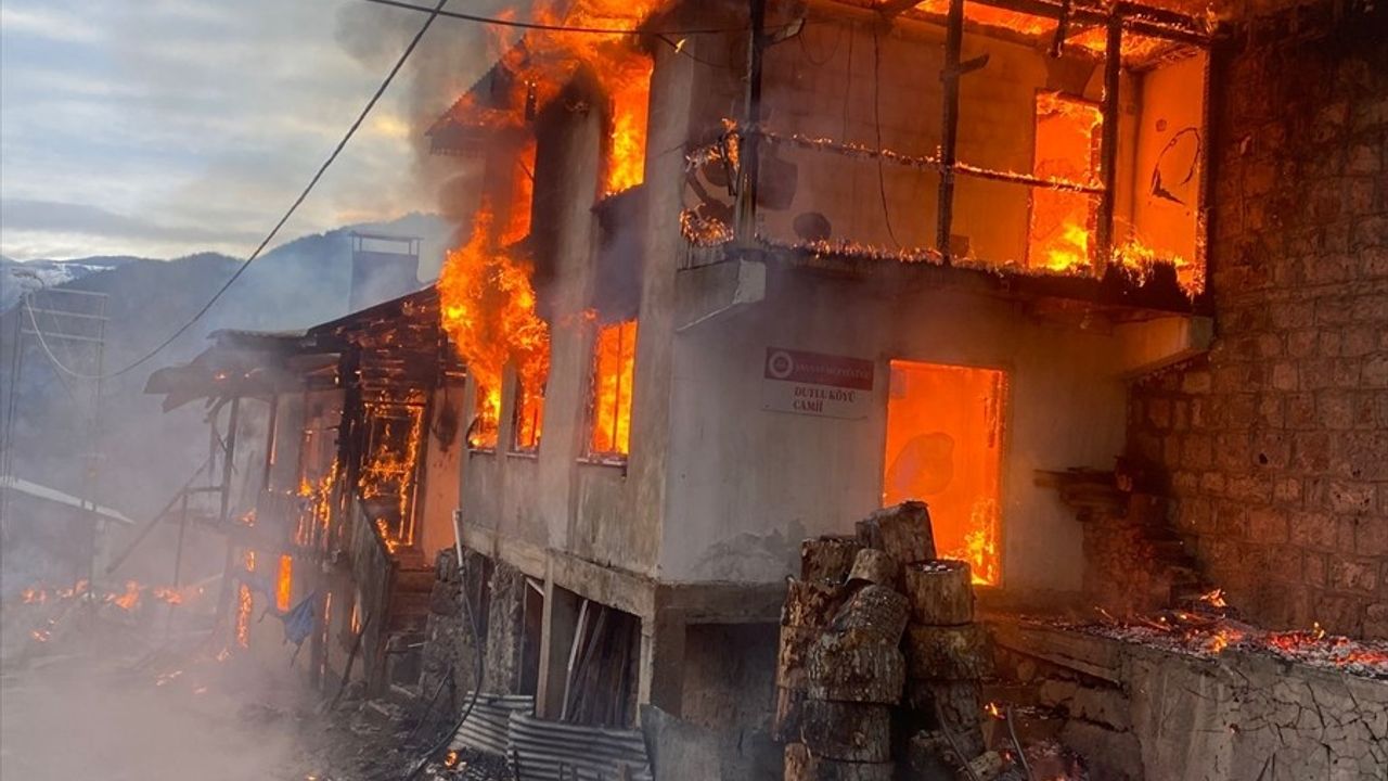 Artvin'in Şavşat İlçesinde Yangın: 4 Ev ile Cami Kullanılamaz Hale Geldi