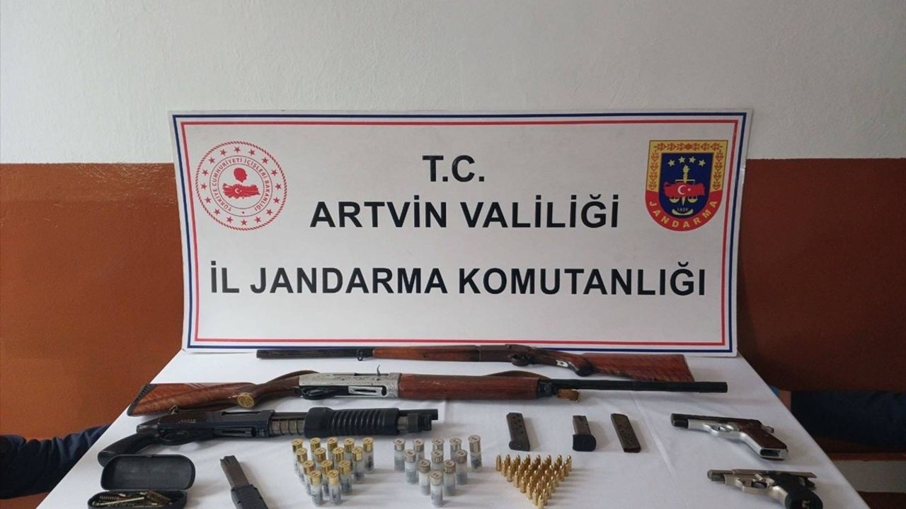 Artvin ve Trabzon'da Silah Kaçakçılığı Operasyonu: 9 Zanlı Gözaltında