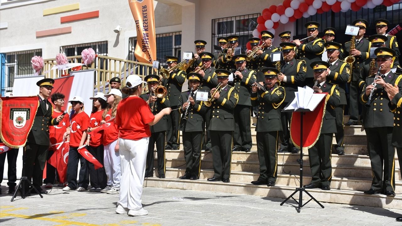 Askeri Bando Takımı, Antalya'da 23 Nisan Coşkusunu Artırdı