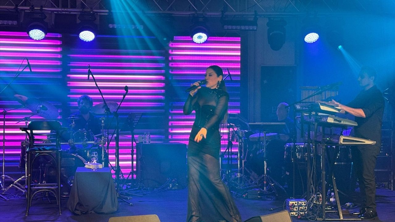 Aşkın Nur Yengi, Ramazan Bayramı'nda Antalya'da Konser Verdi