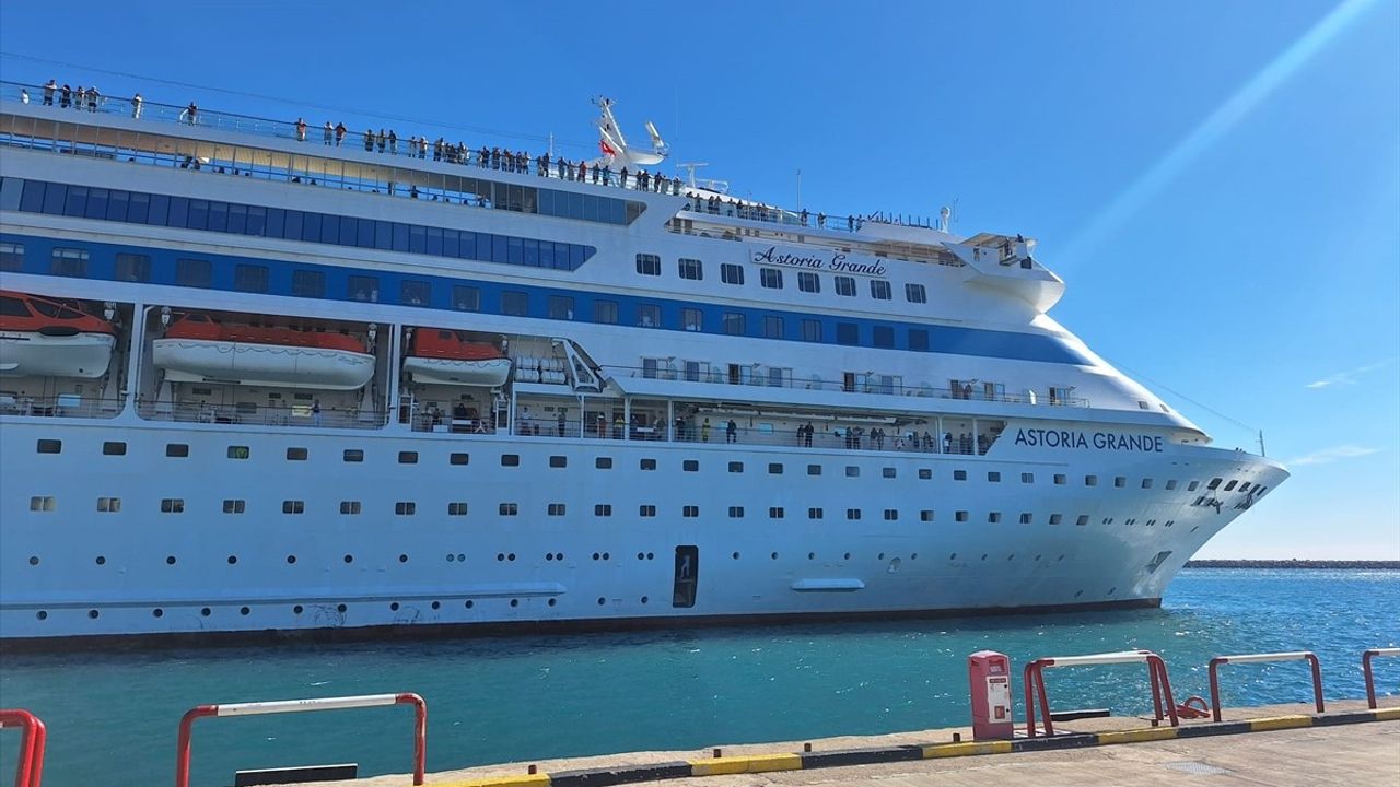 Astoria Grande Kruvaziyeri Antalya Limanı'nı Ziyaret Etti