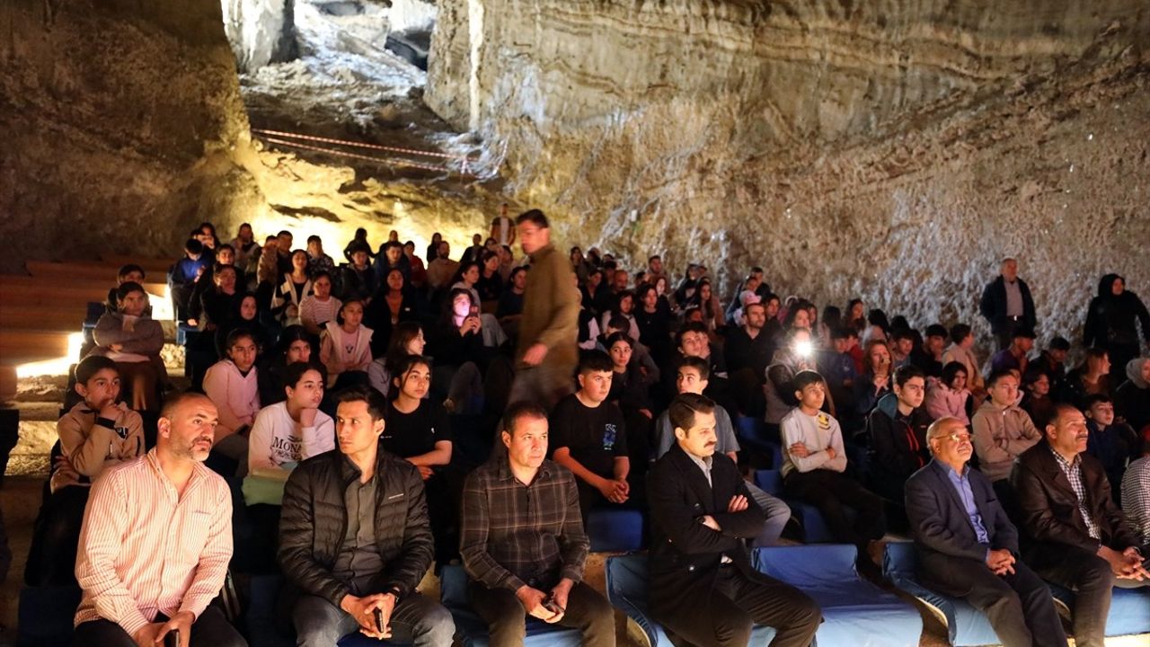 Astronot Tuva Cihangir Atasever, Iğdır Tuz Mağaraları'nda Öğrencilerle Buluştu