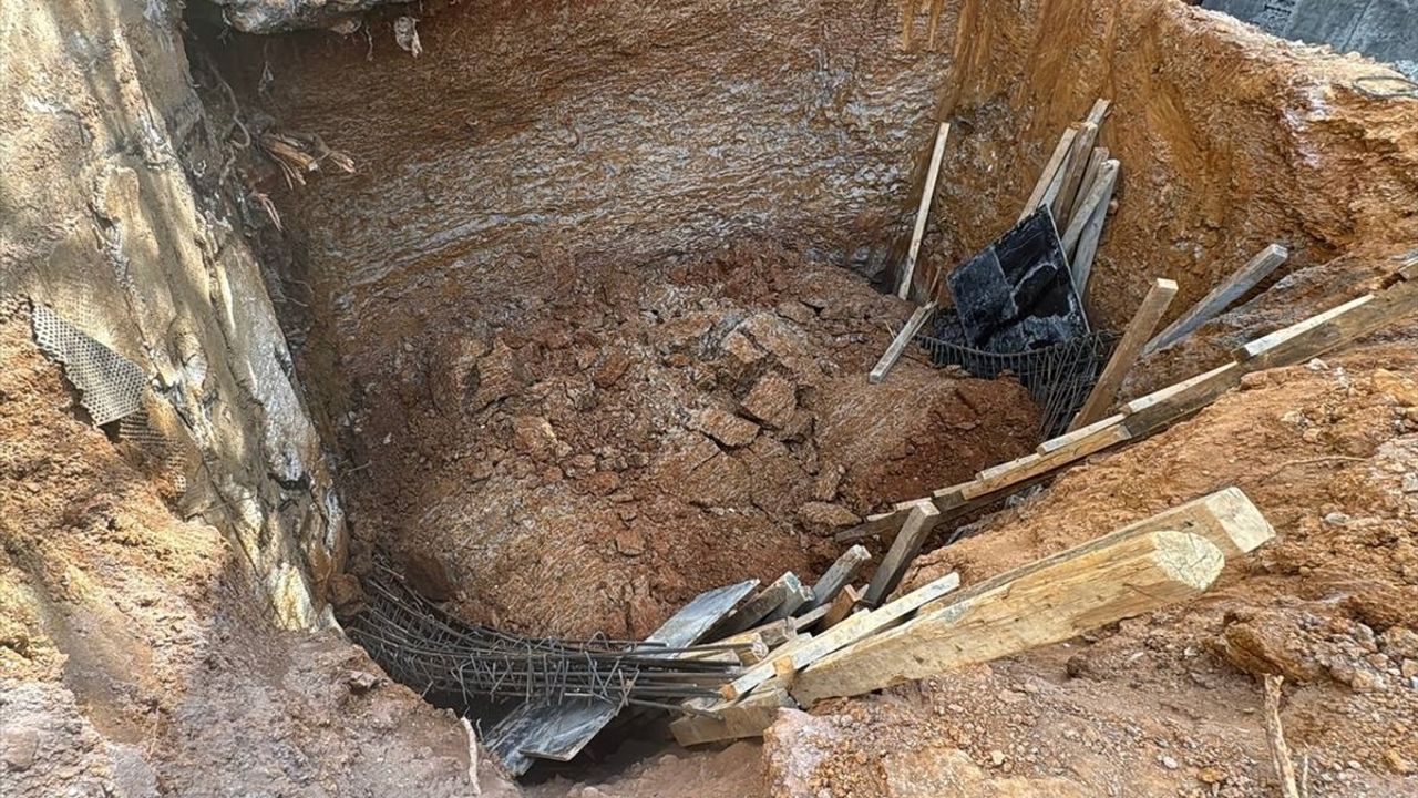 Ataşehir'de İnşaatta Göçük: 3 İşçi Yaralandı