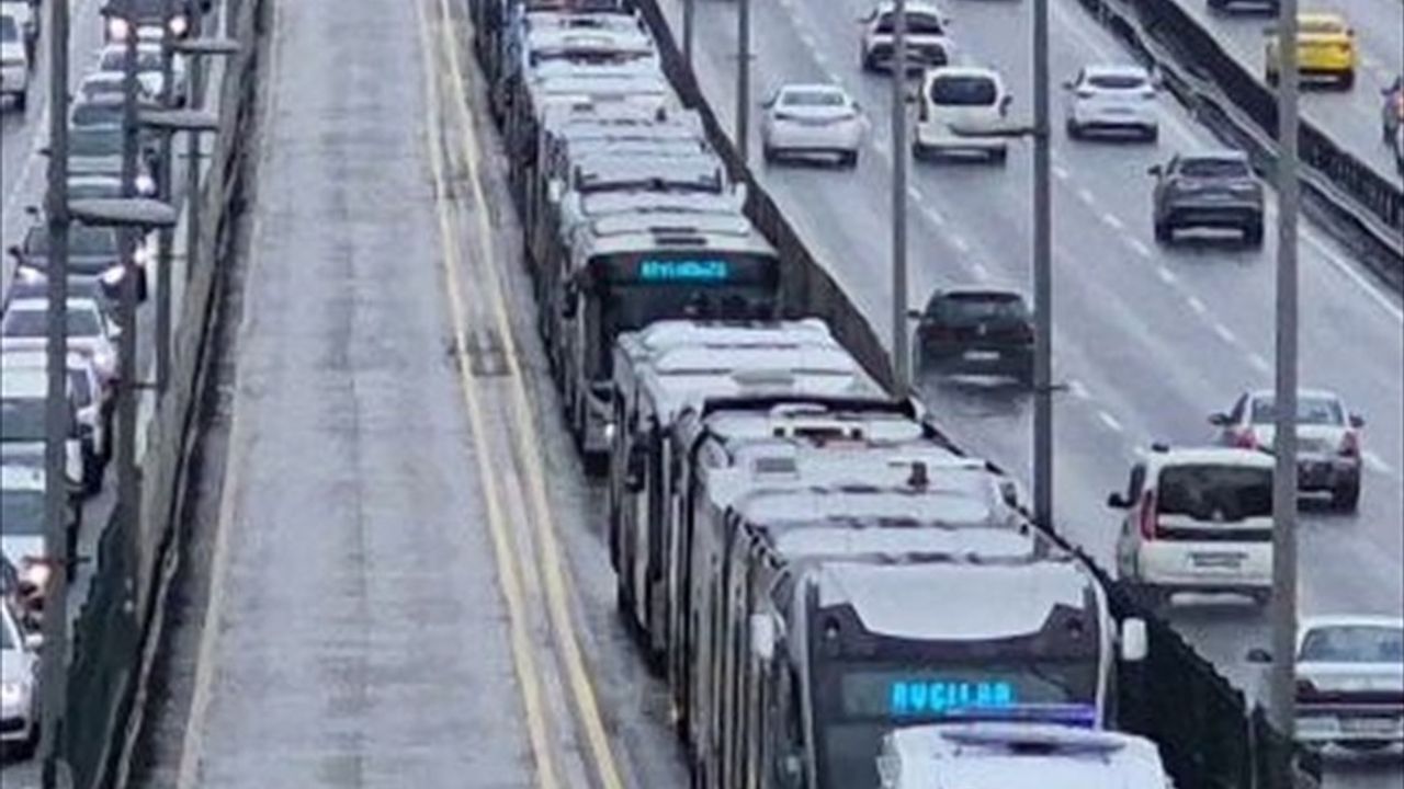 Avcılar'da Metrobüs Kazası: 10 Yaralı