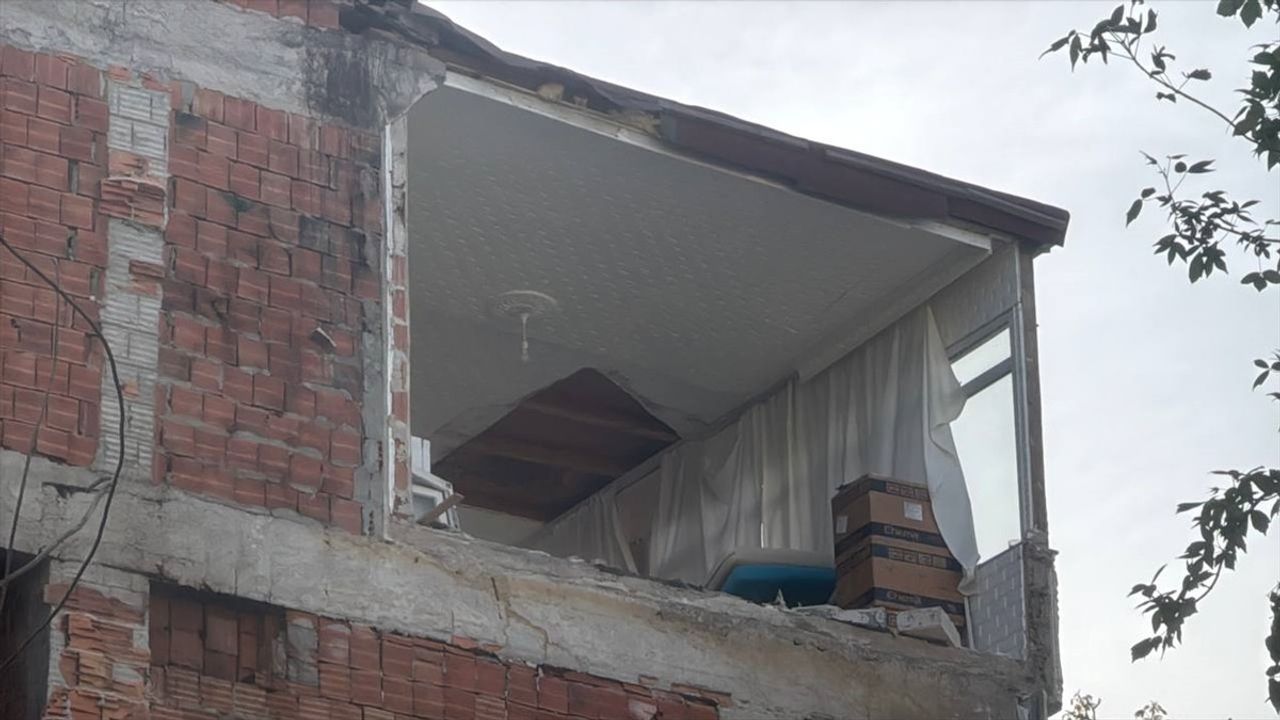 Avcılar'da Yıkımda Şaşırtan Durum: Dairenin Duvarları Yok