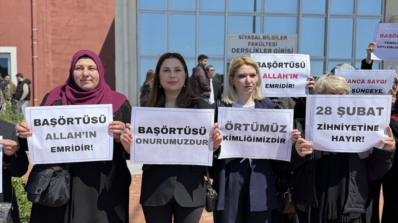 Aydın'da Başörtülülere Hakaret İddiası: Akademisyen Protesto Edildi