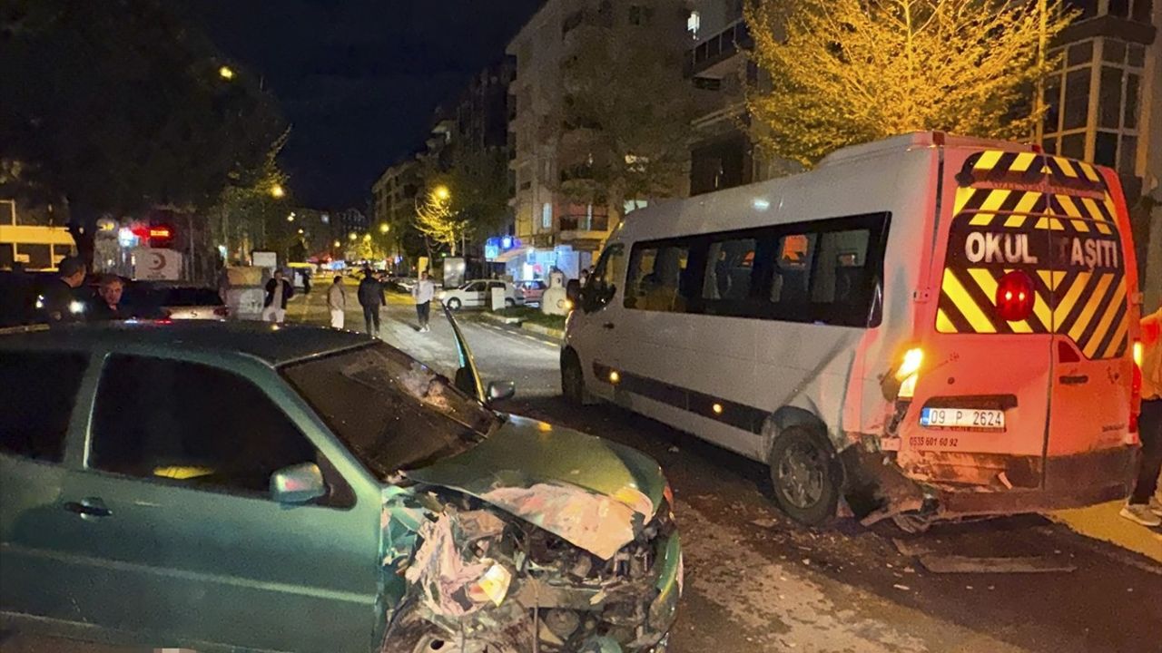 Aydın'da Otomobilin Minibüse Çarpması Sonucu Üç Kişi Yaralandı