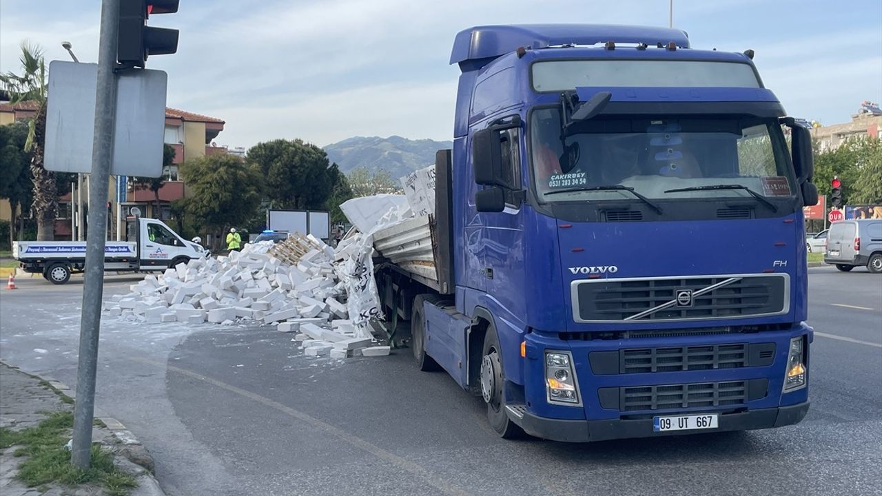 Aydın'da Tırdan Düşen Gaz Betonlar Yolu Kapladı