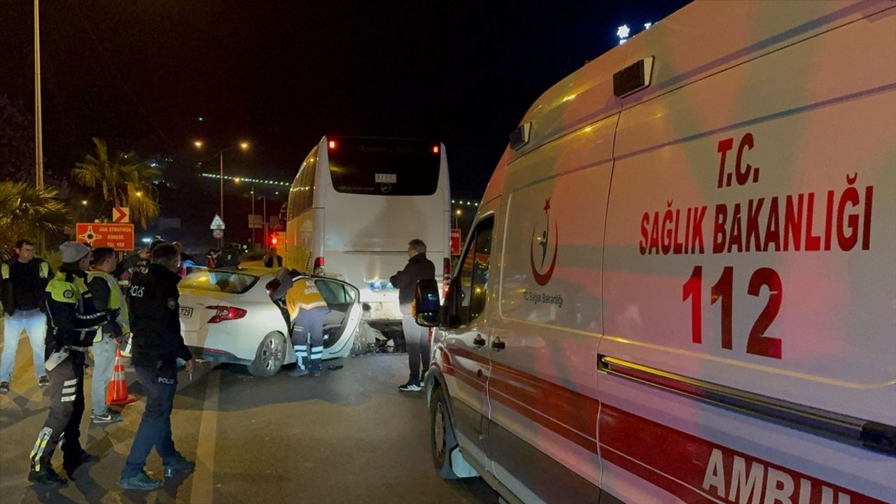 Aydın'da Tur Otobüsüne Çarpan Otomobilde 1 Kişi Hayatını Kaybetti, 2 Kişi Yaralandı