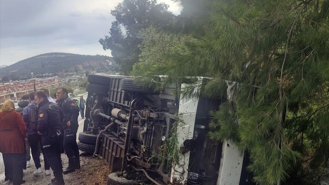 Aydın'ın Kuşadası İlçesinde Midibüs Devrildi: 12 Yaralı