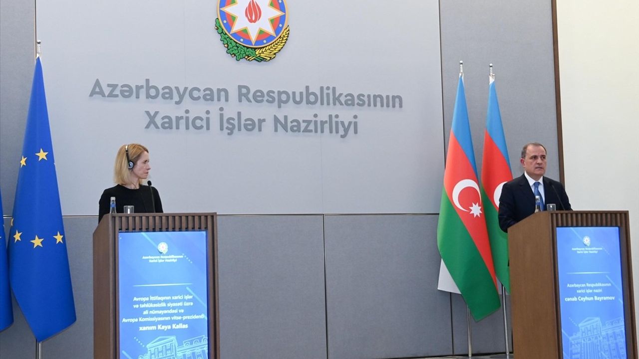 Azerbaycan, Erivan ve Paris’teki Bayrak Yakma Eylemlerine Karşı Önlem Talep Etti