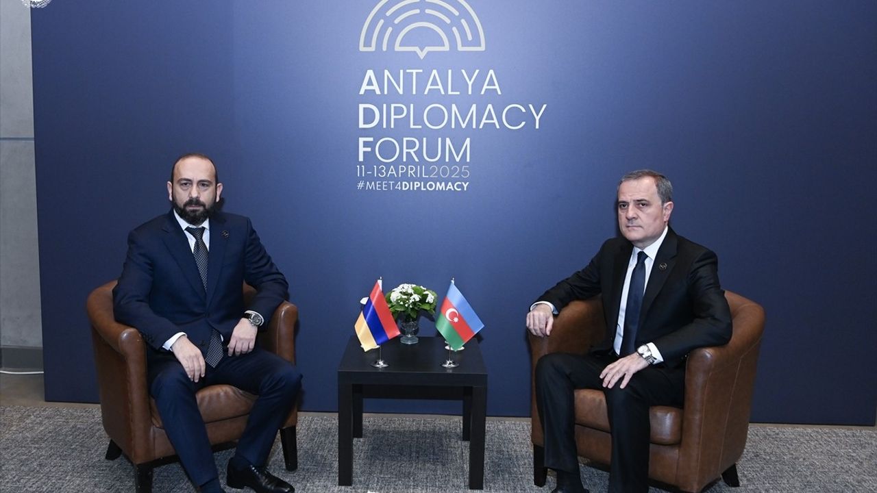Azerbaycan ve Ermenistan Dışişleri Bakanları Antalya Diplomasi Forumu'nda Buluştu