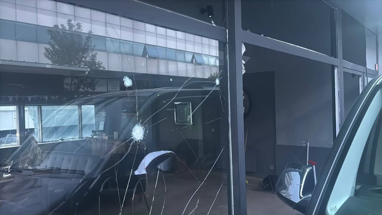 Bağcılar'da El Yapımı Patlayıcı ile Oto Galeriye Saldırı