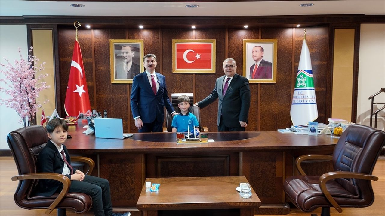 Bahçelievler'de 23 Nisan Töreni Sırasında Deprem Kameralara Yansıdı