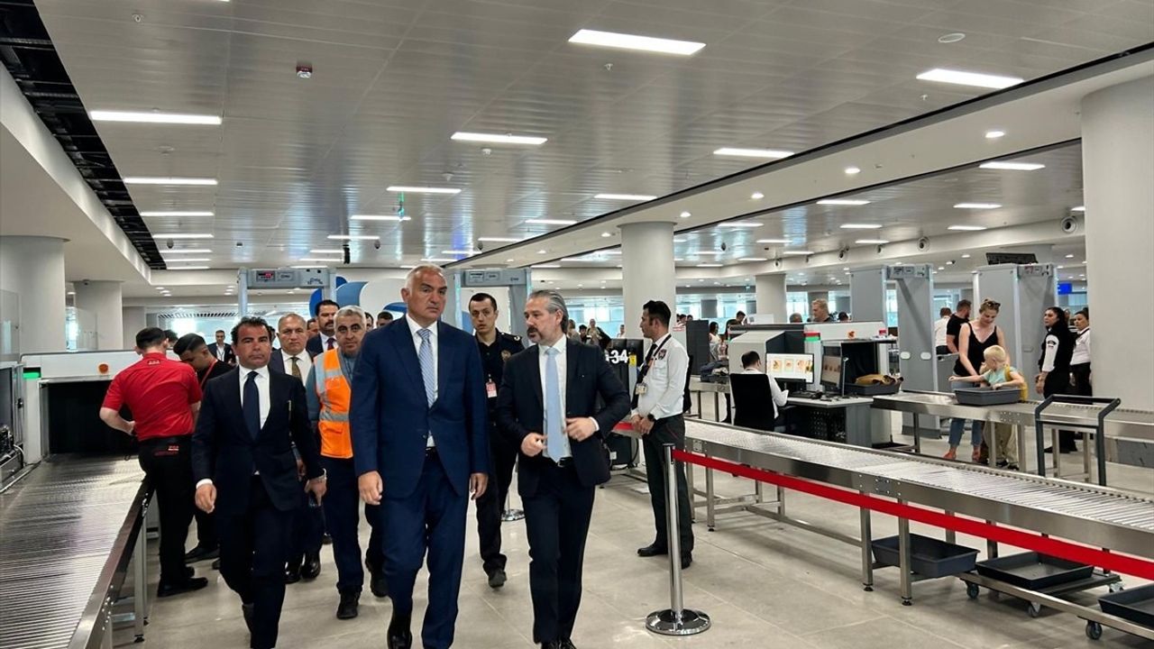 Bakan Ersoy, Antalya Havalimanı'nda İncelemelerde Bulundu ve 2023 Hedeflerini Açıkladı