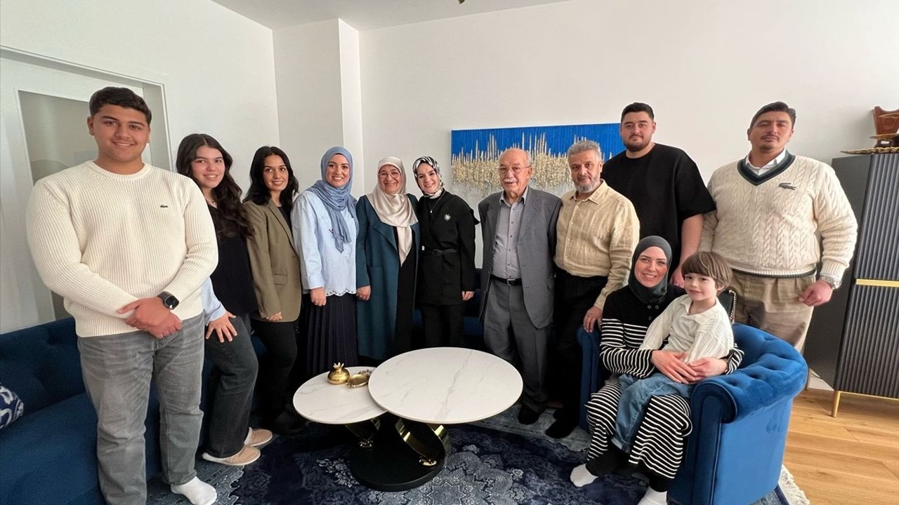 Bakan Göktaş, Berlin'deki İlk Kuşak Türk Ailelerini Ziyaret Etti