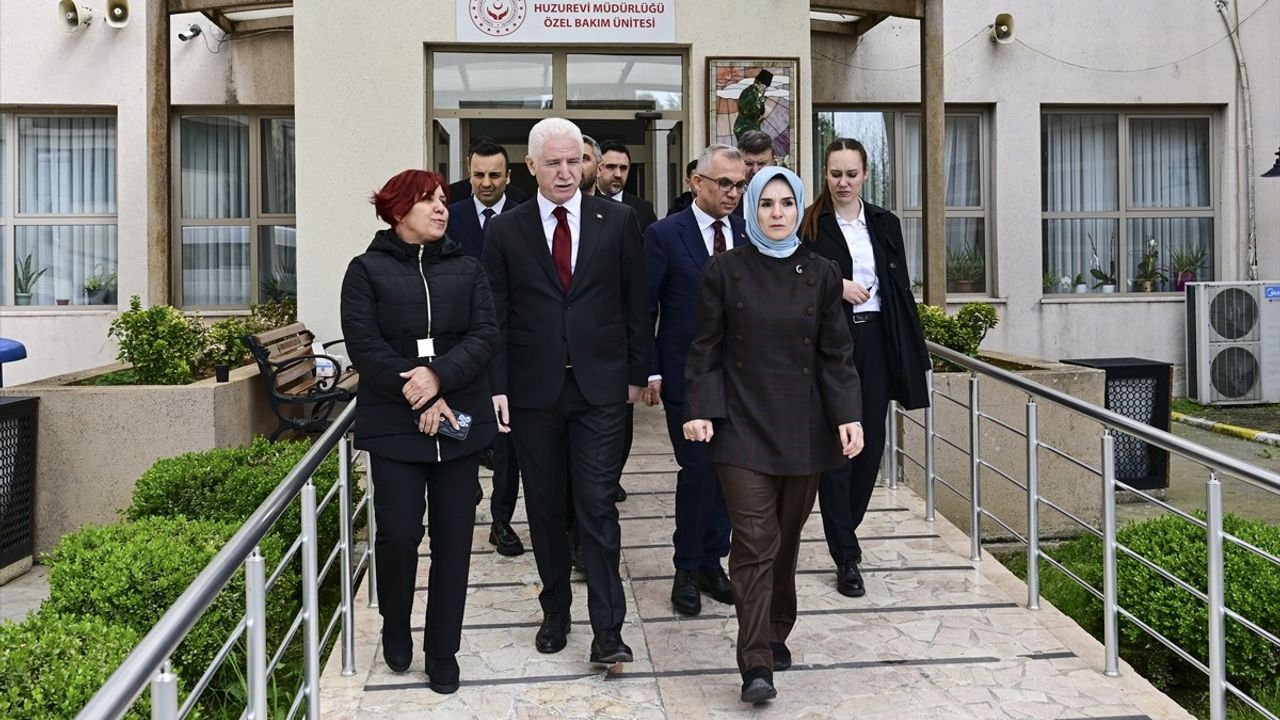 Bakan Göktaş, Maltepe Huzurevi Yangınında Yaralananları Ziyaret Etti