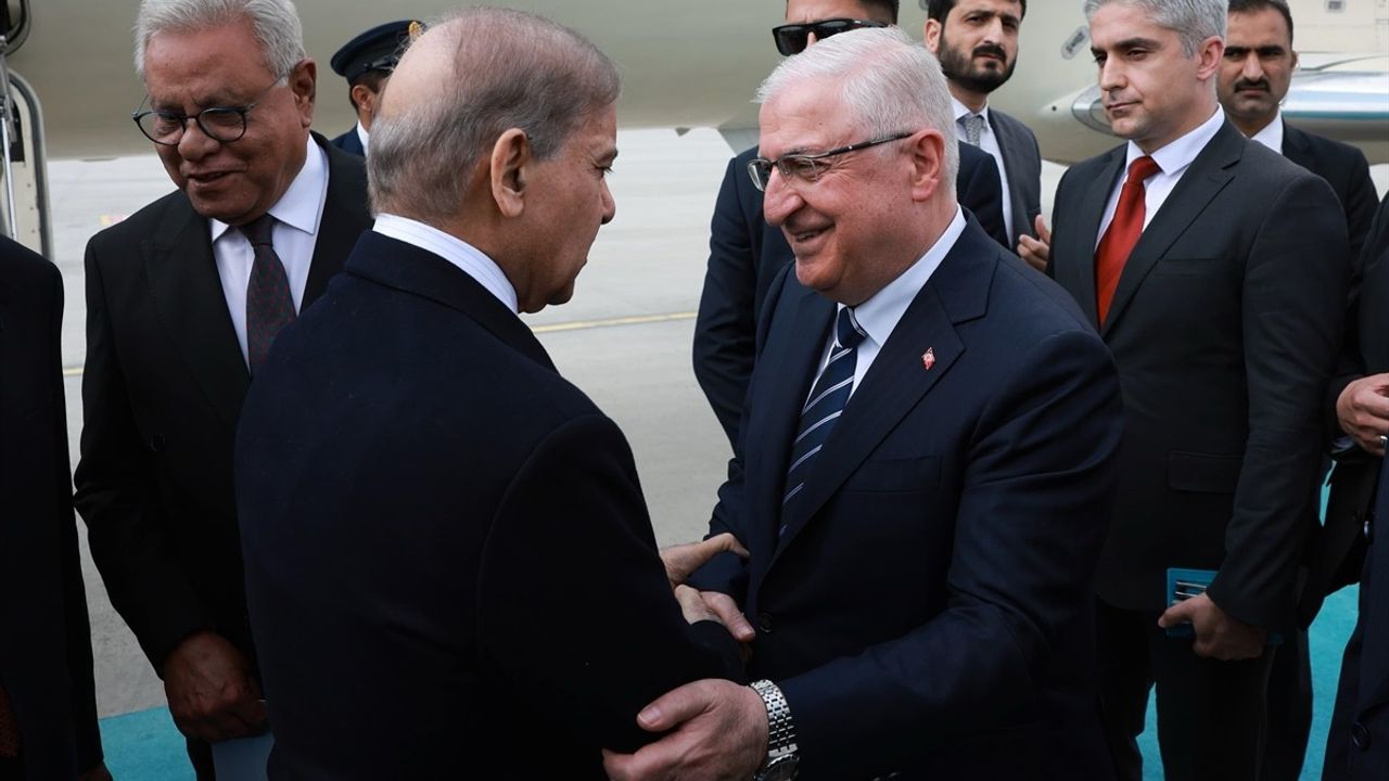 Bakan Güler, Pakistan Başbakanı Şahbaz Şerif'i Havalimanında Karşıladı